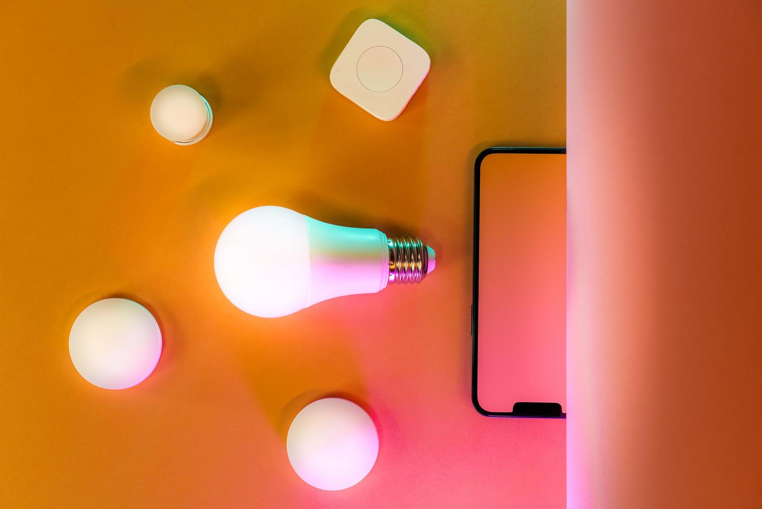 Bombilla LED inteligente con colores vibrantes, destacando la capacidad de personalización cromática de la iluminación inteligente.