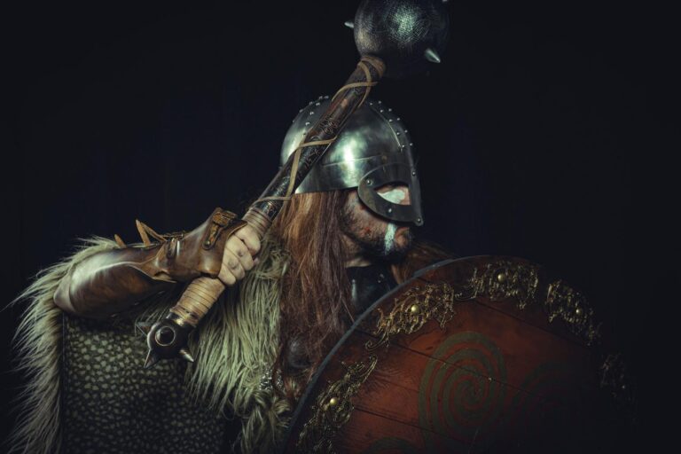 Guerrero vikingo con escudo y armadura tradicional, representando la atmósfera épica de Valheim.