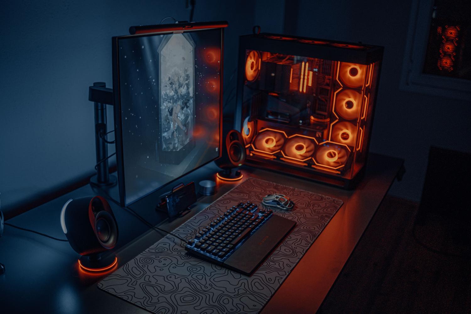 Setup de PC gaming moderno con iluminación RGB, ideal para ilustrar la creación de un servidor local en Windows.