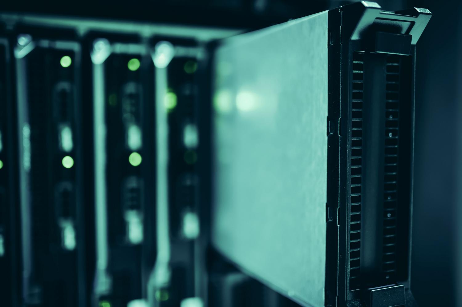 Racks de servidores en un centro de datos, representando las opciones de hosting profesional y servidores en la nube.