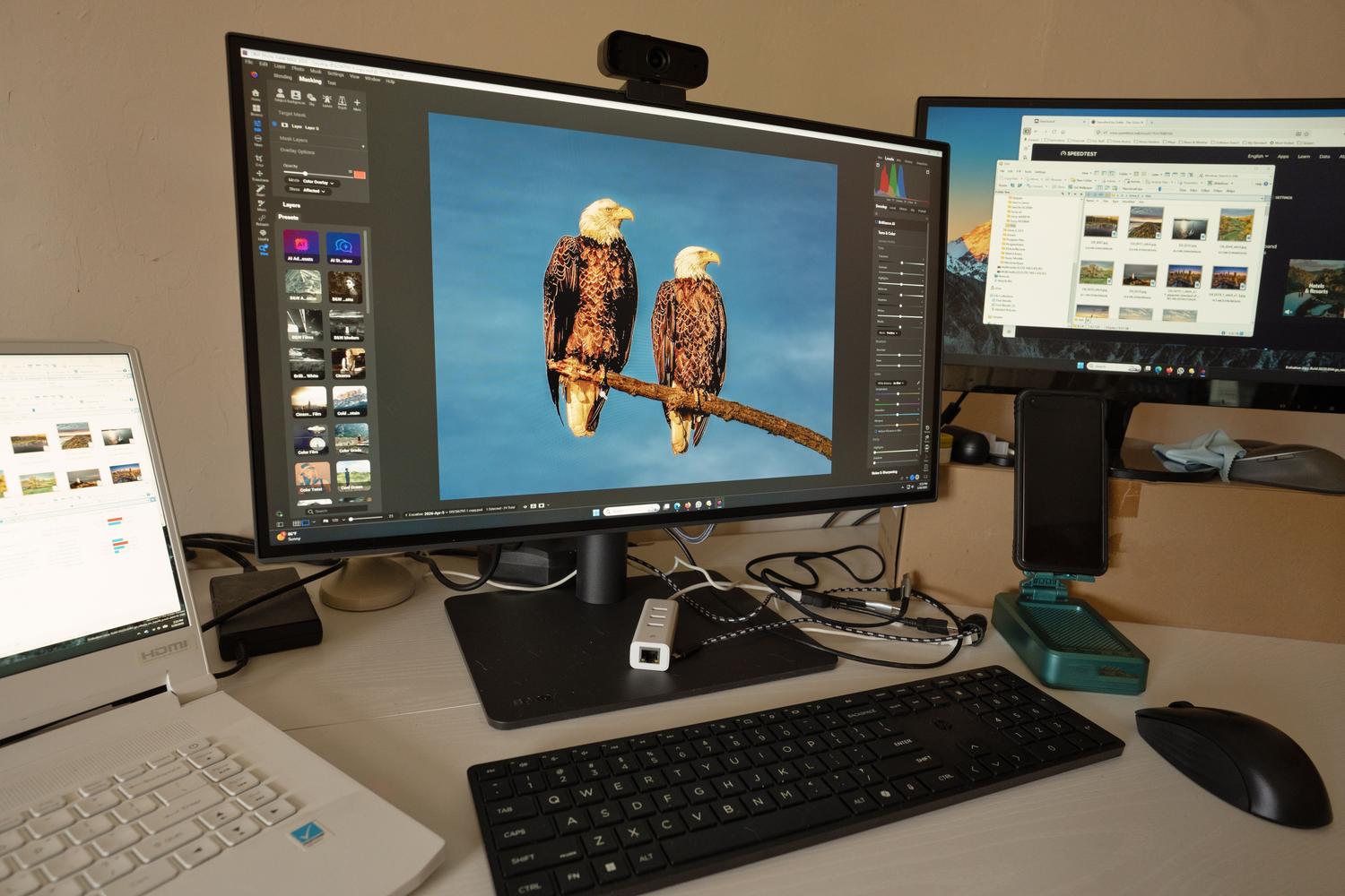 Entorno de trabajo productivo con monitor curvo y periféricos, perfecto para ilustrar la configuración de hardware y monitores externos.