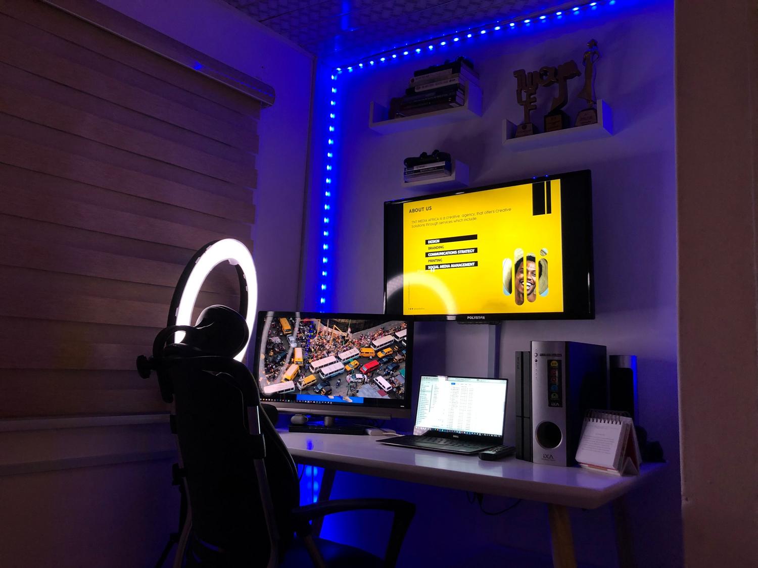 Escritorio tecnológico con múltiples pantallas e iluminación LED moderna, ideal para ilustrar el uso de software de control de brillo.