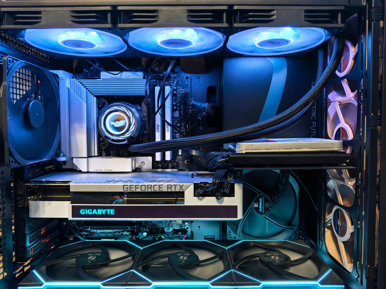 Vista interior de un PC gaming de alto rendimiento con sistemas de refrigeración avanzada e iluminación RGB, ilustrando el modding de hardware.
