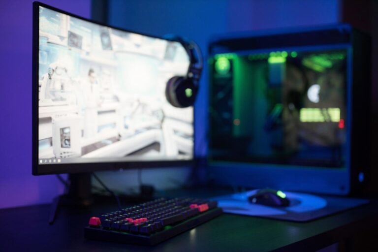 Estación de juego de alta tecnología con teclado mecánico y PC personalizado, representando la cultura de la personalización y el modding.