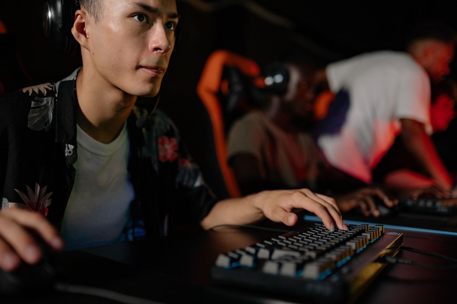 Jugador profesional de esports concentrado en su pantalla, representando la disciplina y las reglas en el gaming competitivo.