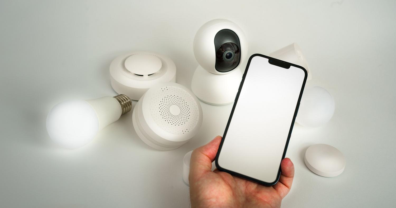 Conjunto de dispositivos de domótica y seguridad inteligente controlados desde un smartphone.