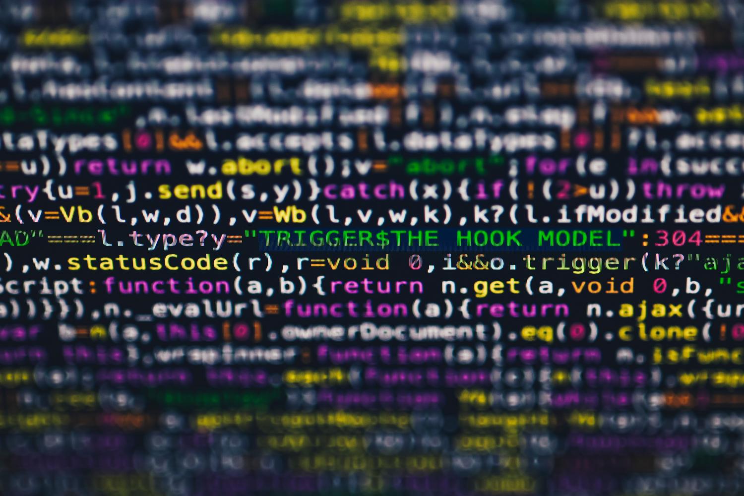 Primer plano de líneas de código de programación multicolor en una pantalla, representando la parte técnica de la seguridad web.