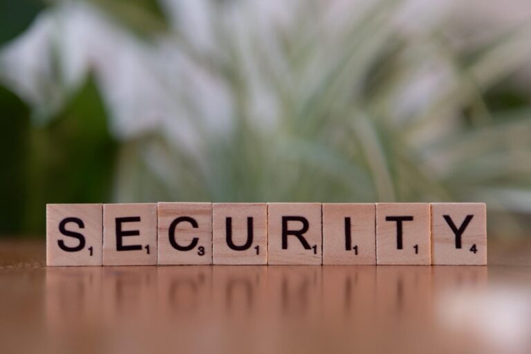 Letras de madera formando la palabra SECURITY, representando la base de la ciberseguridad y la protección de datos.