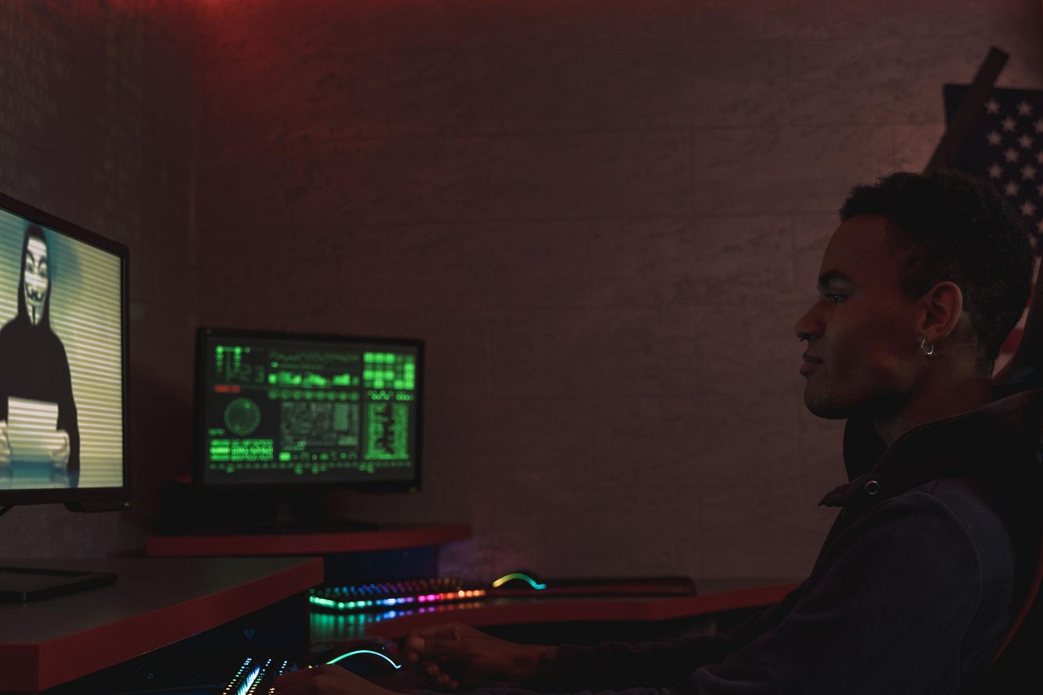 Profesional de la ciberseguridad supervisando sistemas de datos en tiempo real para detectar posibles intrusiones.
