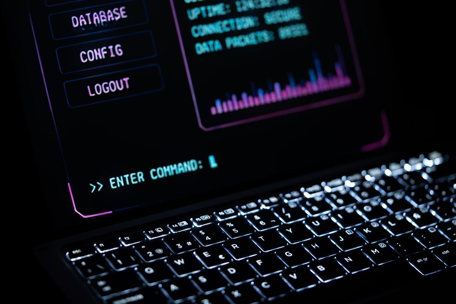 Primer plano de un teclado de laptop con una interfaz digital brillante, ilustrando la protección de los terminales y dispositivos finales.