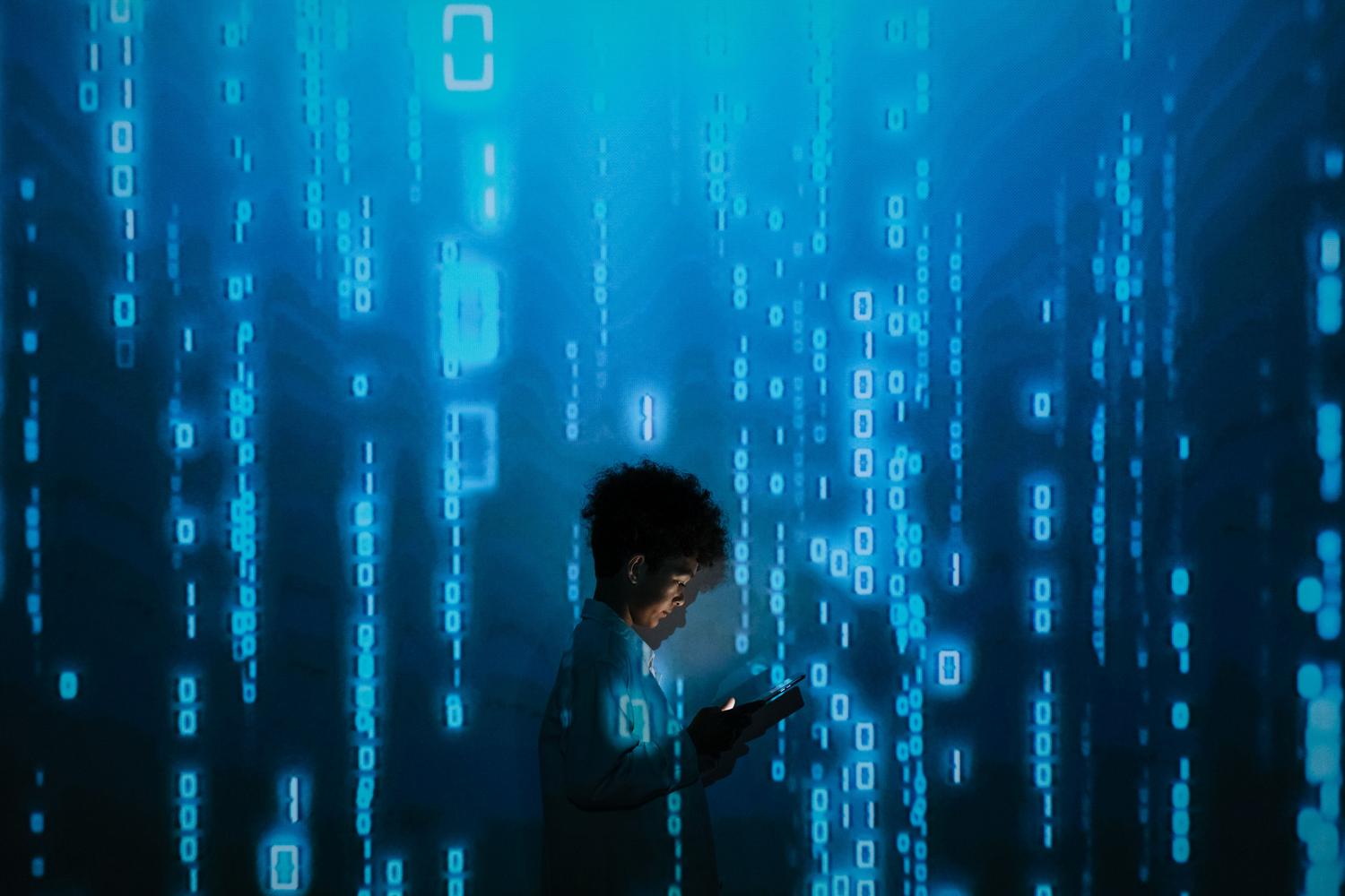 Persona utilizando un smartphone rodeada de proyecciones de código binario, representando la seguridad en dispositivos móviles en la era de la IA.