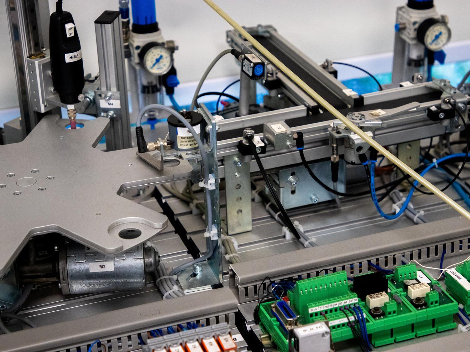 Sistema de automatización industrial con sensores y actuadores controlados por PLC