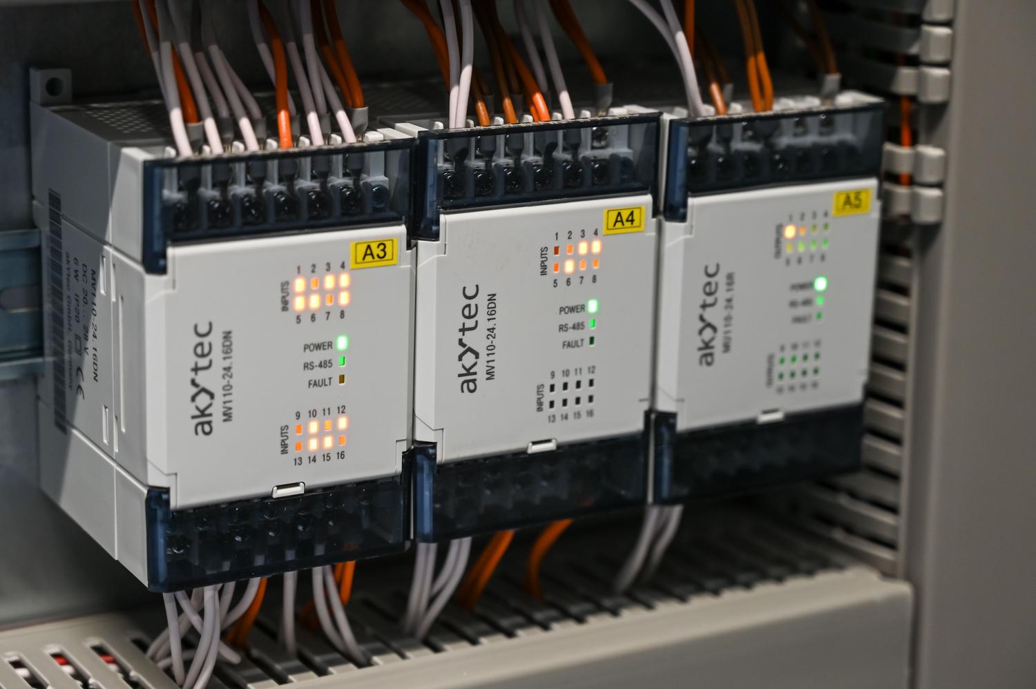 Módulos de control industrial PLC montados en carril DIN dentro de un armario eléctrico