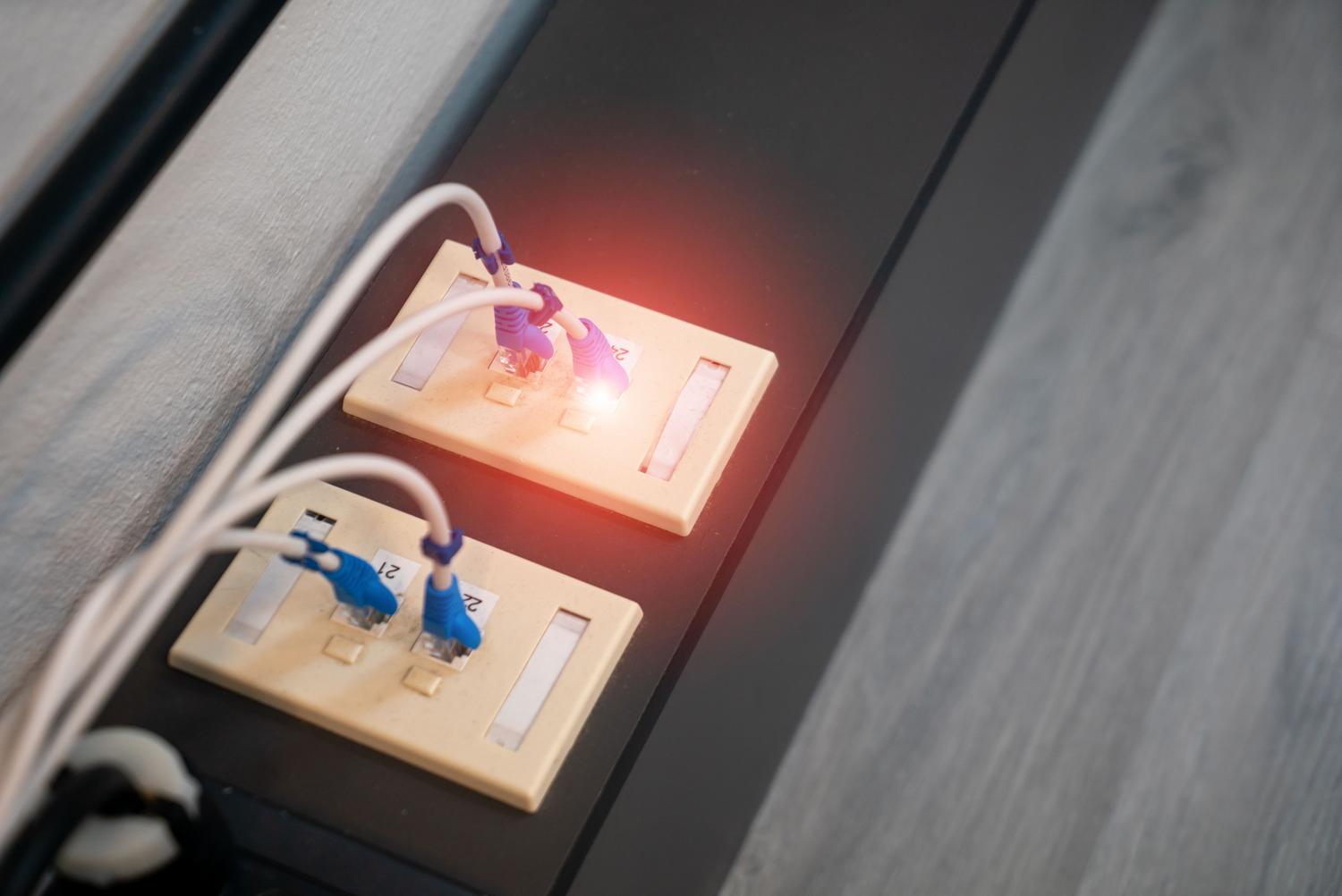 Detalle de puertos Ethernet con cables conectados y luces LED de estado