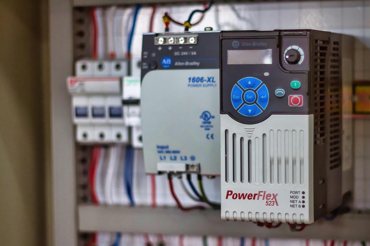 Variador de frecuencia y fuente de alimentación Allen-Bradley en un entorno de automatización profesional