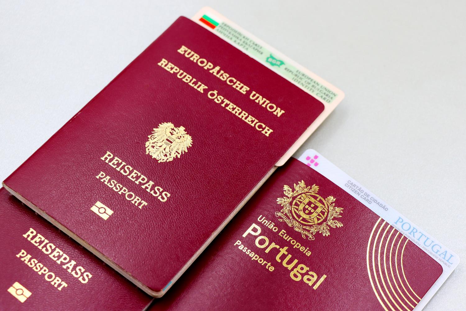 Conjunto de pasaportes y documentos de identidad europeos para la verificación de edad oficial.