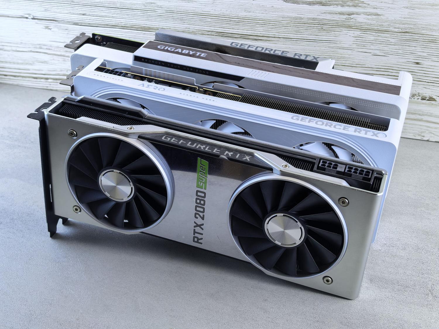 Tarjetas gráficas NVIDIA GeForce RTX alineadas, representando la monitorización y gestión de la GPU.