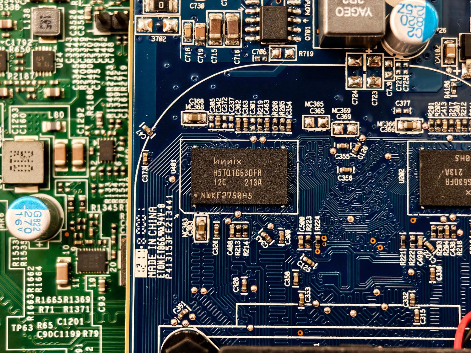 Macrofotografía de circuitos electrónicos y componentes de una placa base, simbolizando el procesamiento de la CPU.