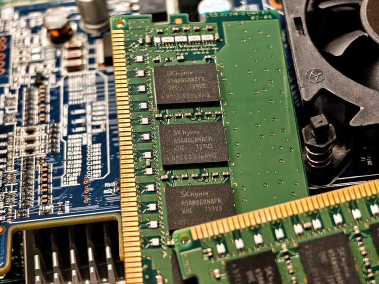 Primer plano detallado de módulos de memoria RAM sobre una placa base, representando la gestión de memoria en Linux.