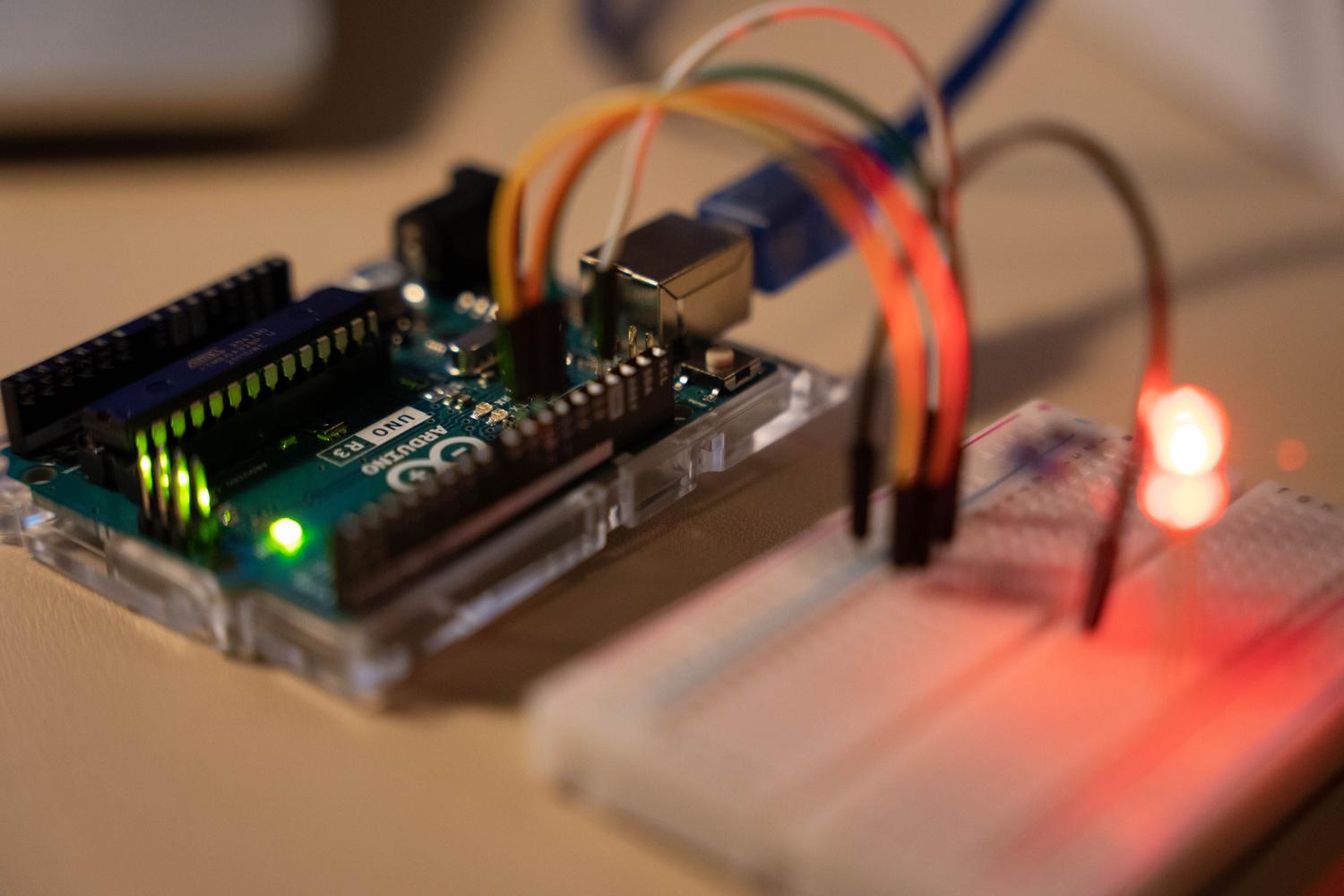 Prototipo de circuito electrónico con un microcontrolador Arduino y una placa de pruebas (breadboard), ideal para implementar memorias I2C.