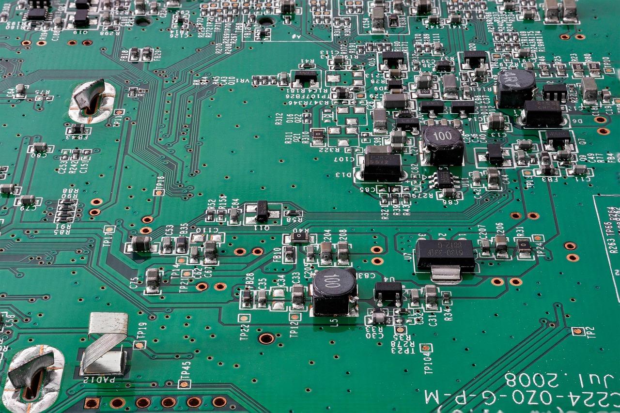 Macrofotografía de alta resolución de una placa electrónica mostrando las complejas rutas de comunicación y componentes SMD.