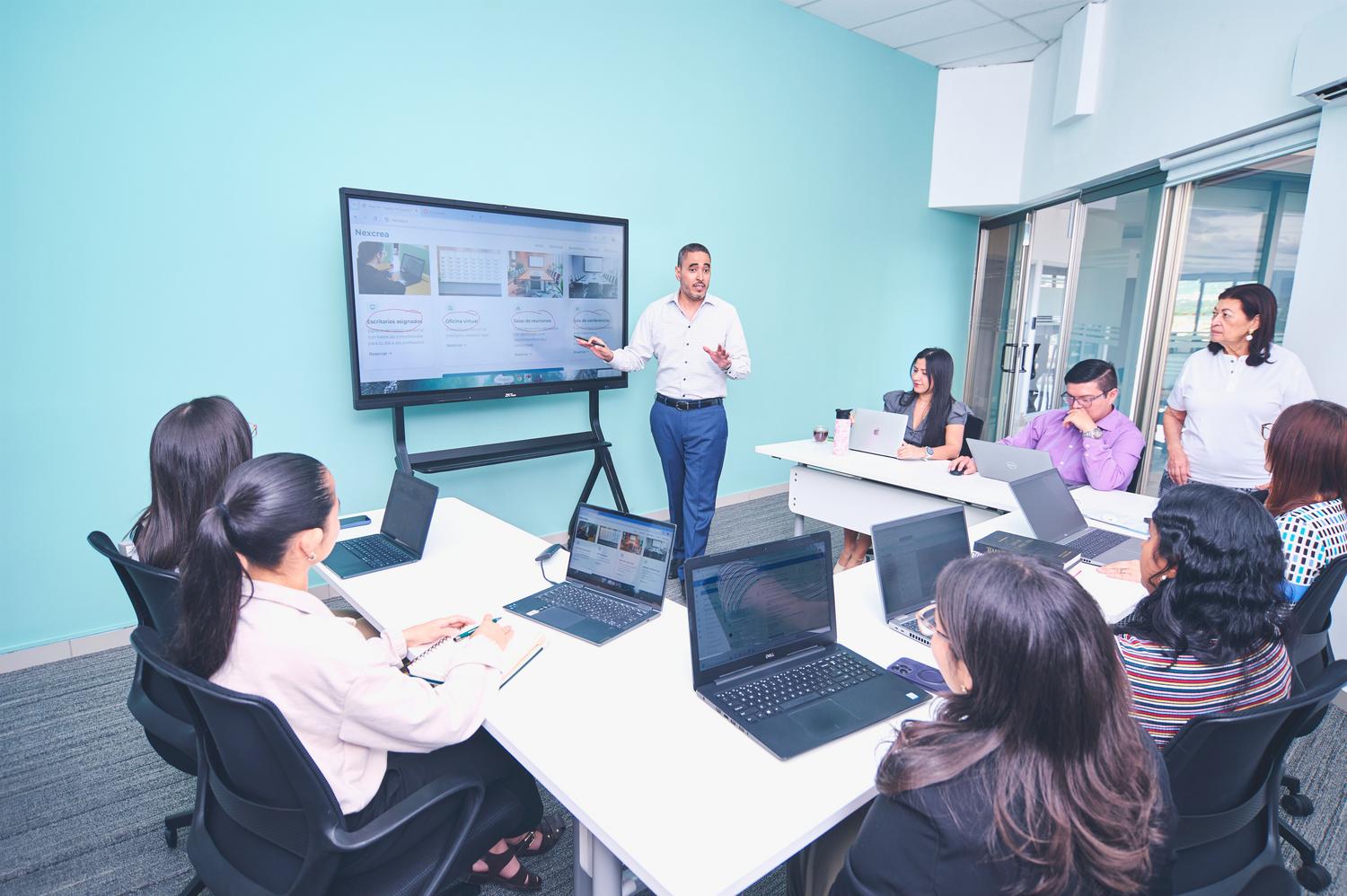 Presentación de reportes y visualización de datos de un proyecto en una pantalla digital interactiva.