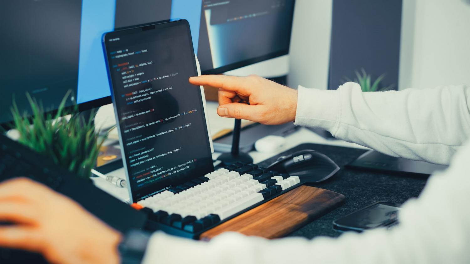 Un programador trabajando en un entorno técnico con múltiples monitores, evocando el uso de sistemas Linux para la gestión de seguridad.