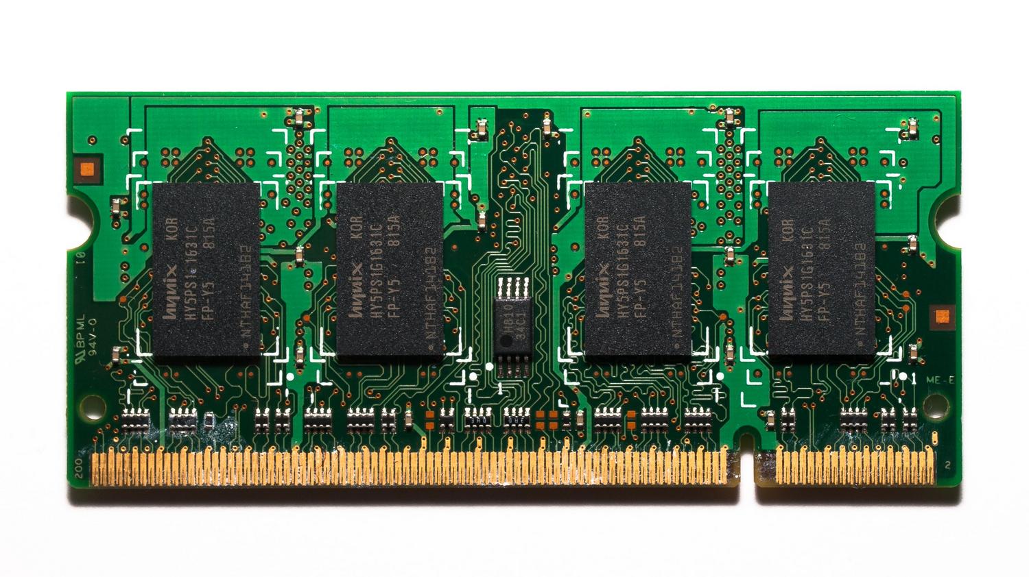 Vista detallada de una placa base de ordenador con ranuras de memoria, representando el hardware interno de un PC.