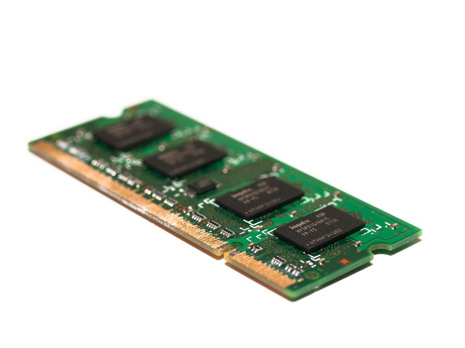 Primer plano de un módulo de memoria RAM, pieza clave para el rendimiento de Windows 11.