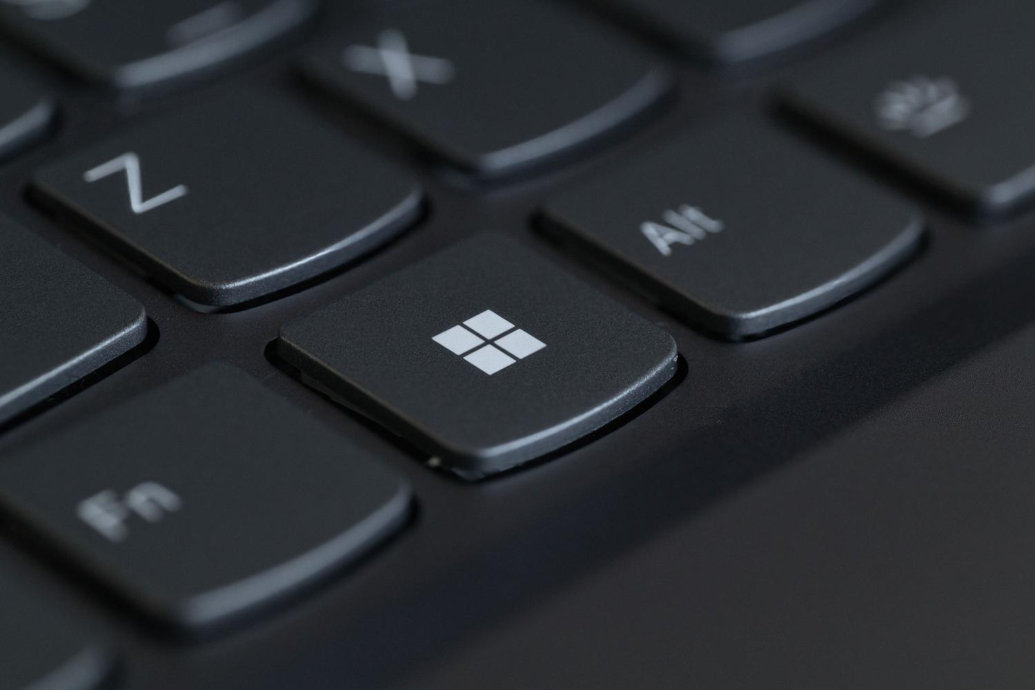 Primer plano de la tecla Windows de un teclado de ordenador, resaltando el sistema operativo utilizado para acceder al correo.