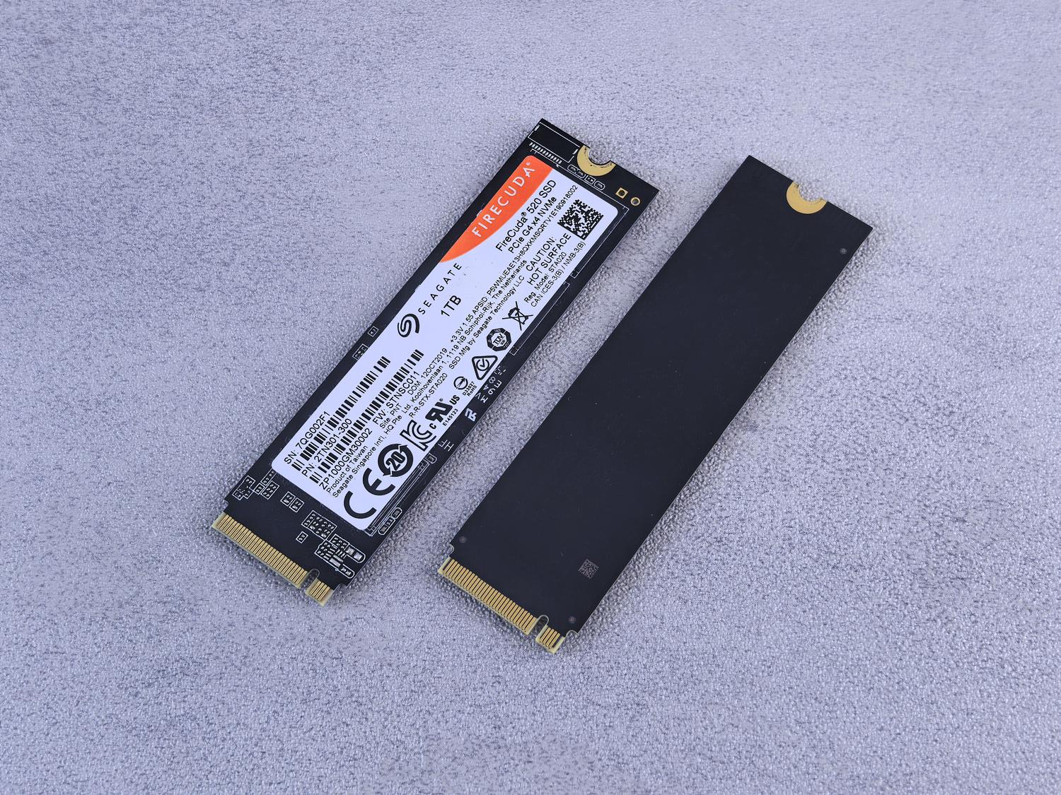 Primer plano de unidades SSD NVMe, representando el hardware donde se suelen acumular los archivos de sistema de Windows.