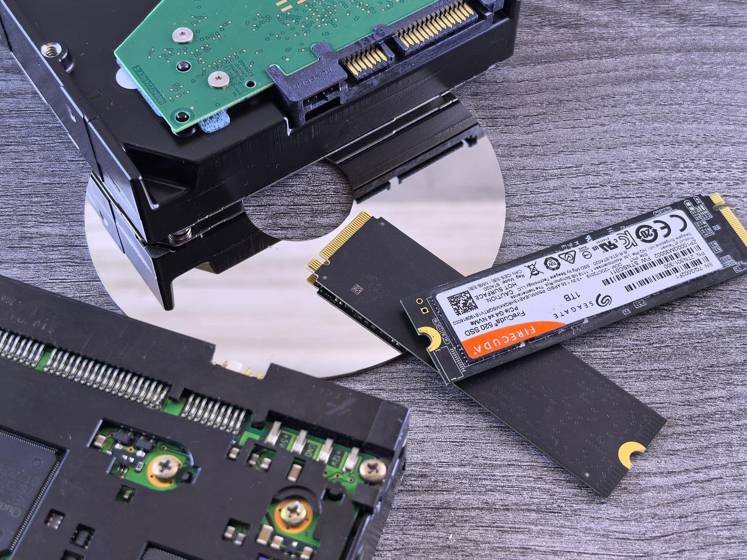 Comparativa visual de tecnologías de almacenamiento: SSD NVMe y HDD, ideal para secciones sobre capacidad de disco.