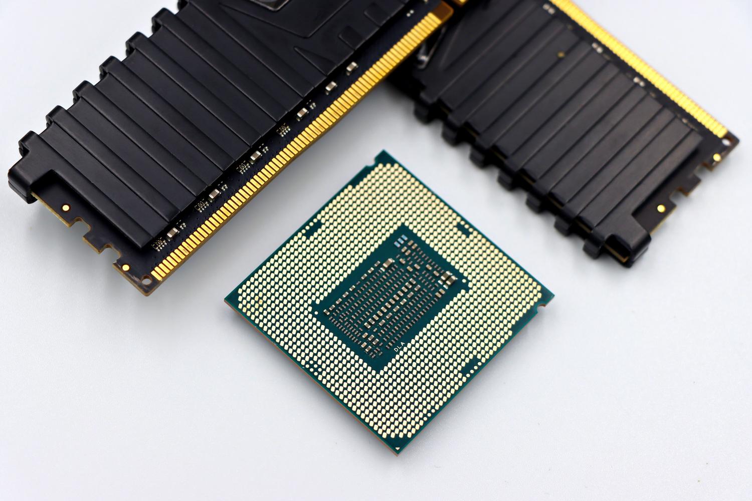 Componentes de hardware que incluyen un procesador y módulos de memoria RAM, ilustrando la importancia del dual channel para el rendimiento.