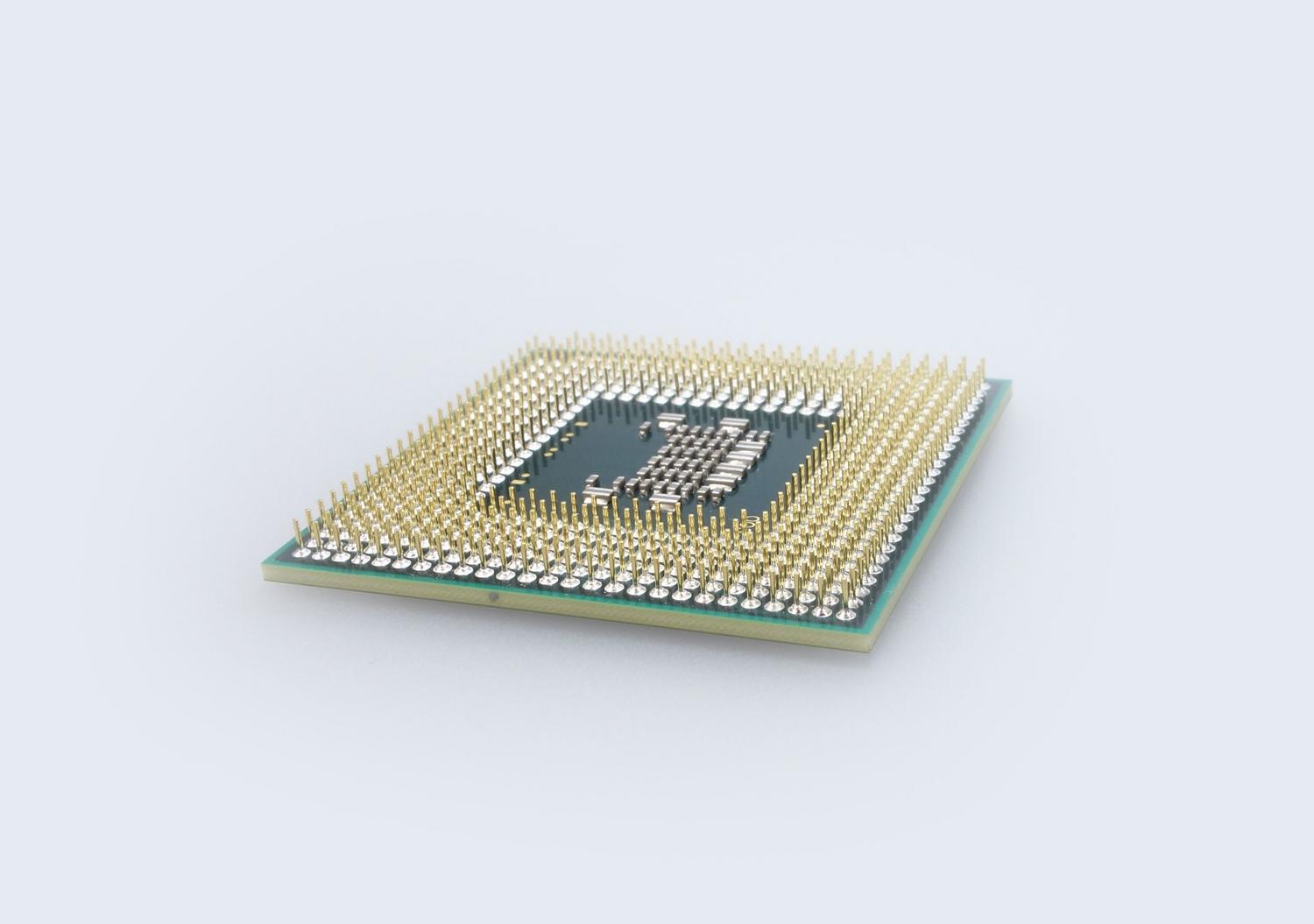 Primer plano detallado de un procesador de computadora, representando el chip AMD Ryzen 7 5825U y su arquitectura técnica.