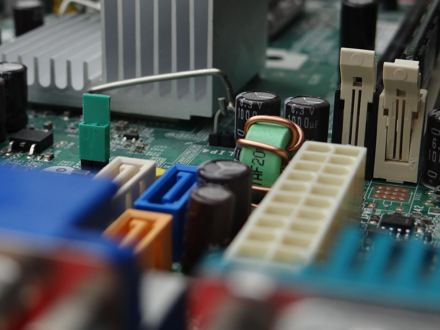 Primer plano detallado de los componentes electrónicos de una placa base de ordenador, representando la salud del hardware.