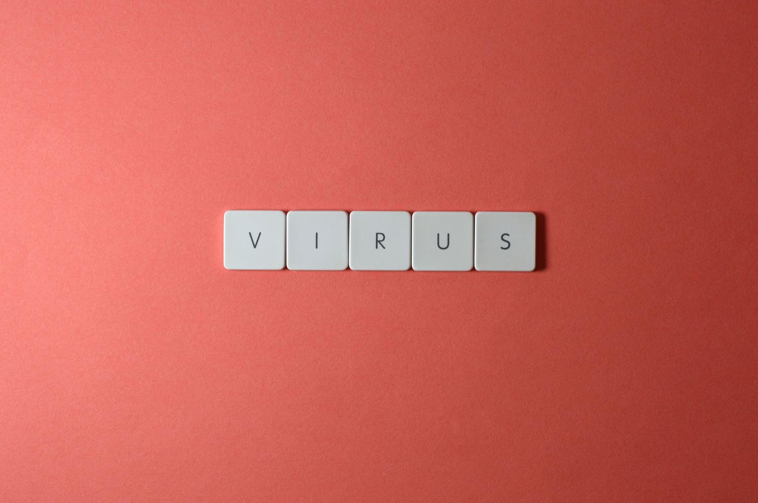 Concepto visual de virus informático con teclas de teclado formando la palabra virus.