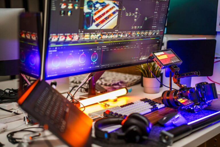 Estación de trabajo de edición de vídeo moderna con equipo profesional y monitores duales, representando el negocio de un creador de YouTube.
