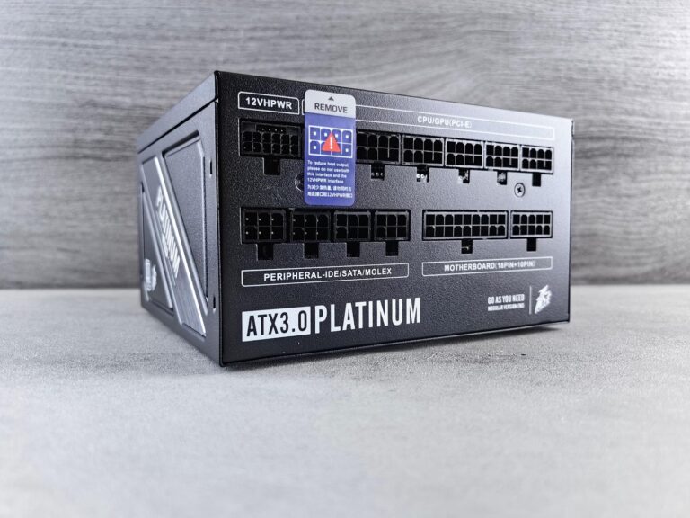 Fuente de alimentación modular ATX 3.0 con certificación Platinum y conector 12VHPWR para GPUs modernas.