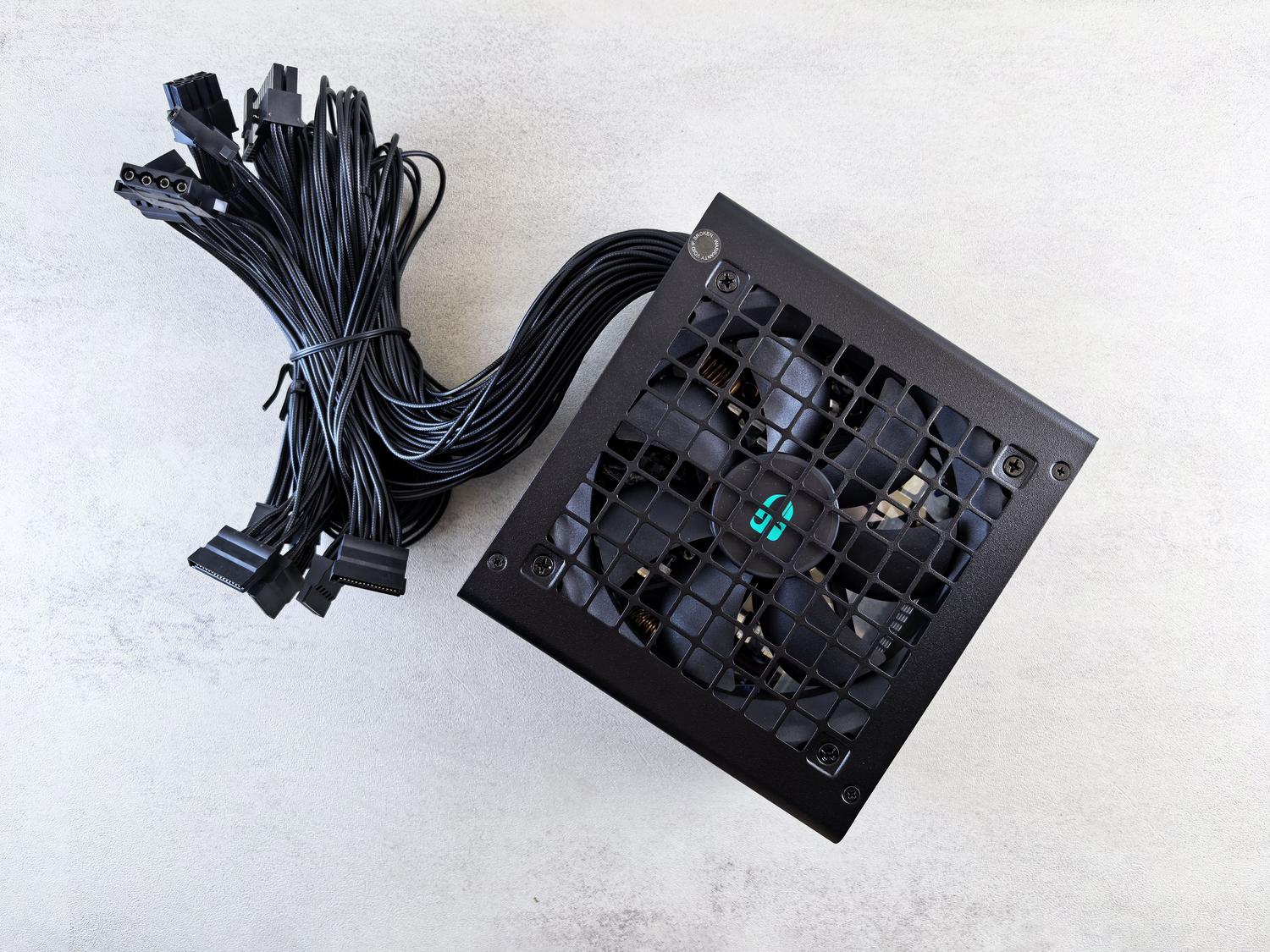 Fuente de alimentación ATX no modular con cableado fijo, ejemplo de diseño tradicional de PSU.