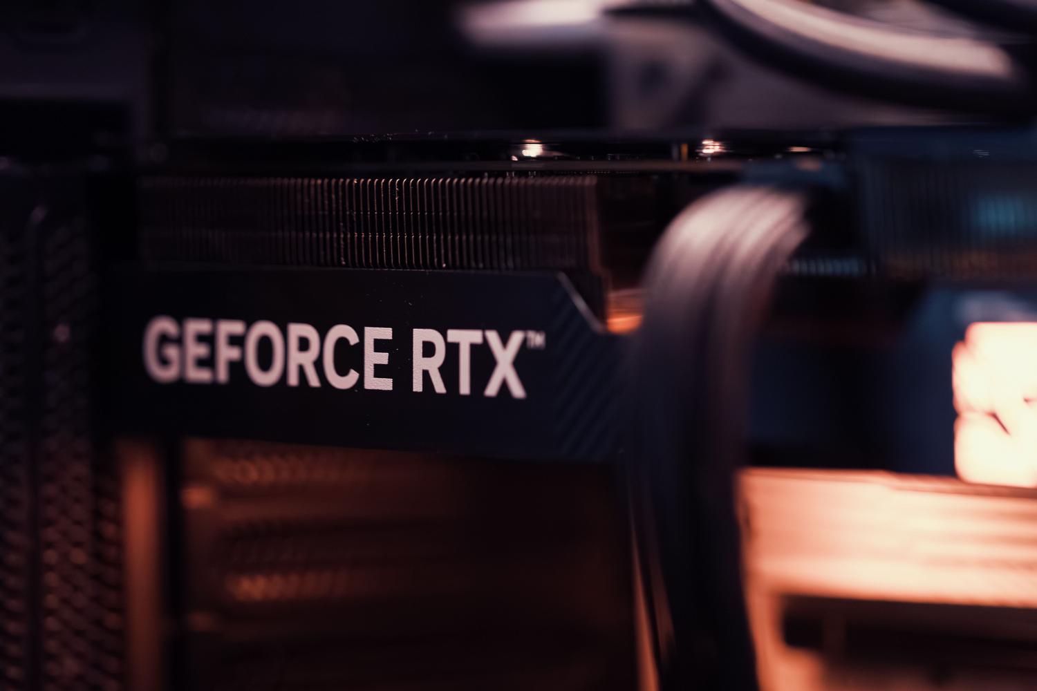 Primer plano de una tarjeta gráfica NVIDIA GeForce RTX, componente que impulsa la necesidad de fuentes ATX 3.0.