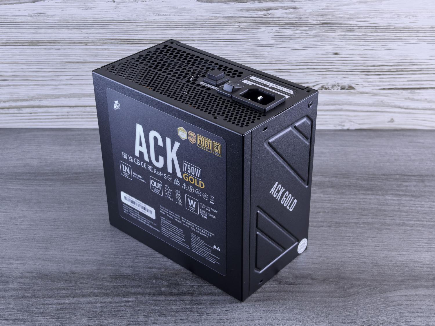 Fuente de alimentación ATX con certificación 80 PLUS Gold de gama media para computadoras de alto rendimiento.