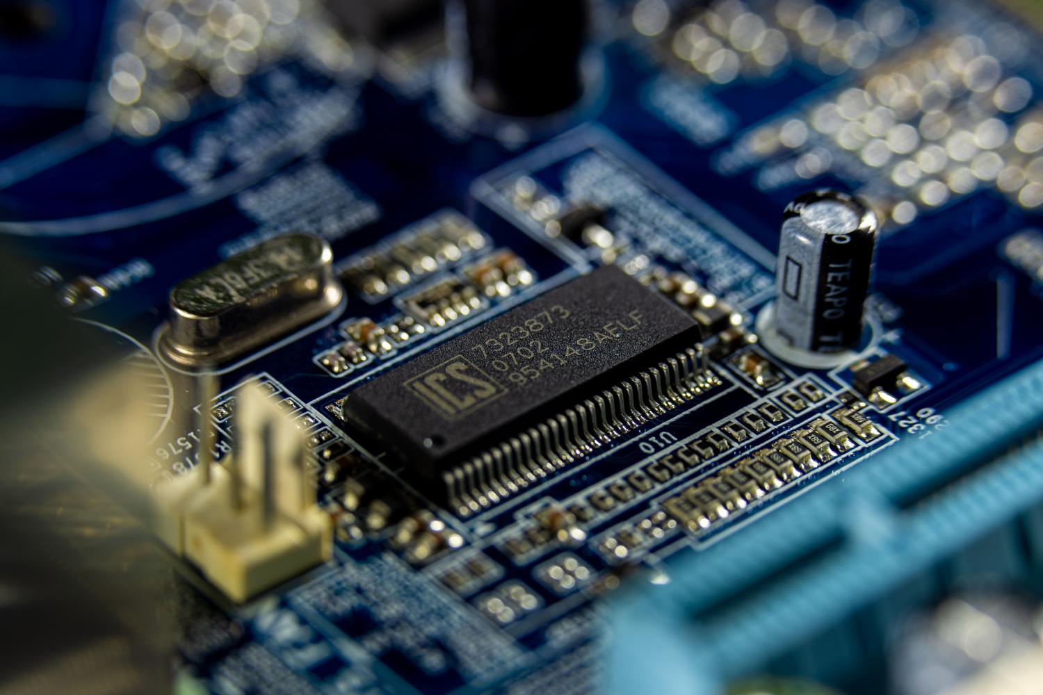 Primer plano de un microprocesador en una placa base, representando la infraestructura técnica y la optimización del hardware para la IA.