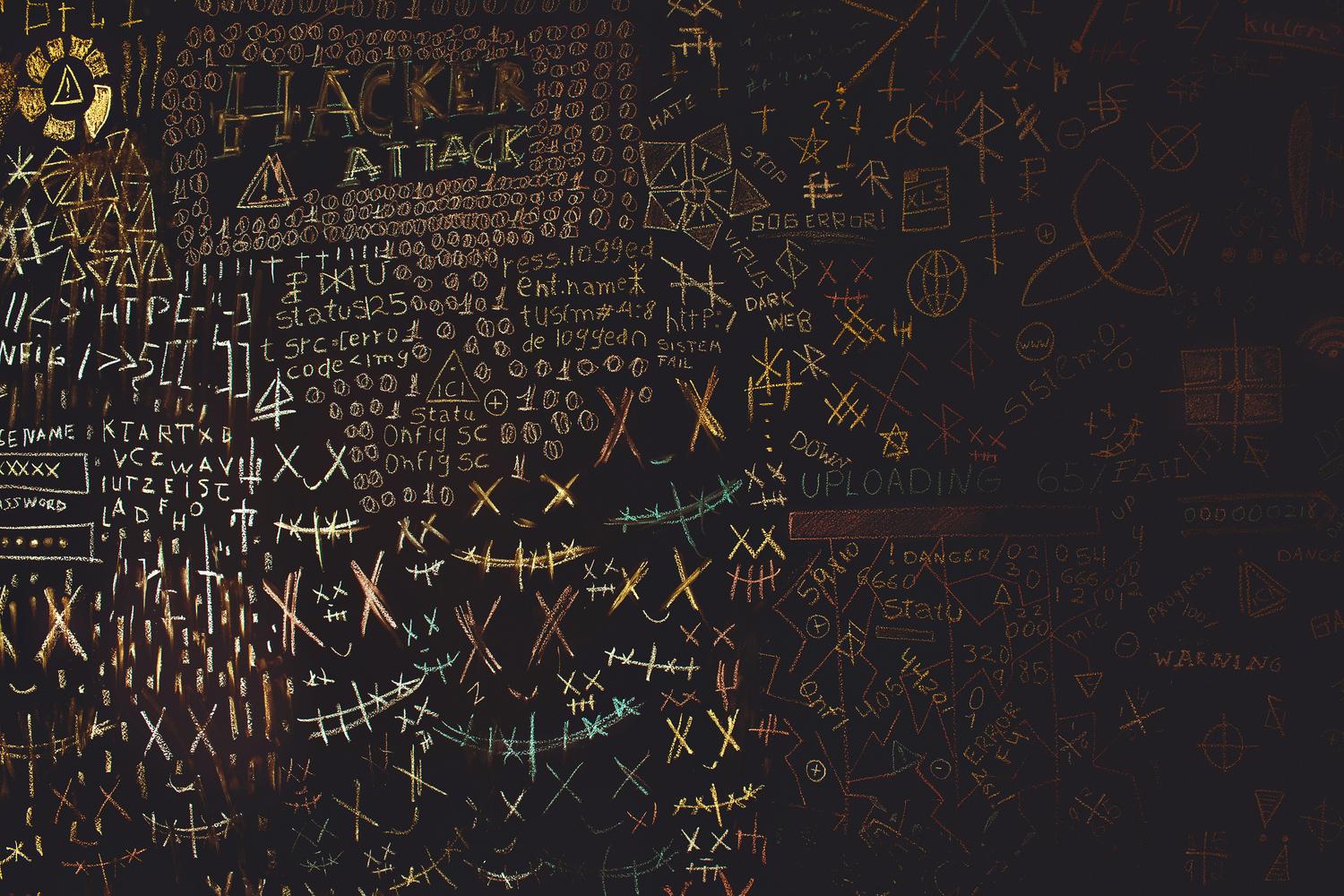 Pizarra conceptual con símbolos de hacking, términos como username y password, y diagramas de red, explicando la lógica del credential stuffing.