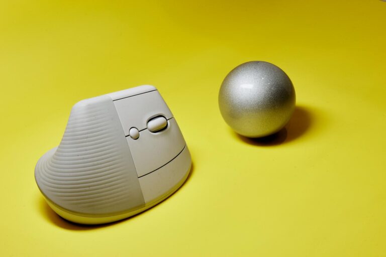 Primer plano de un ratón vertical ergonómico moderno sobre un fondo amarillo vibrante