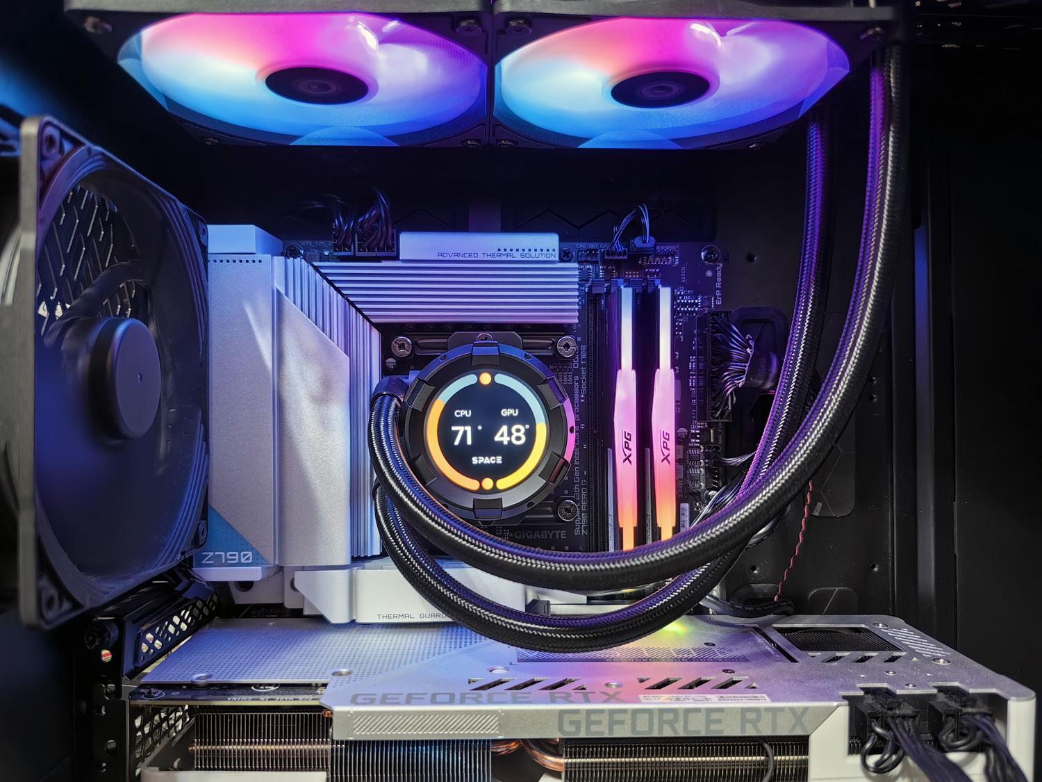 Interior de un ordenador gaming potente listo para ejecutar Rivage