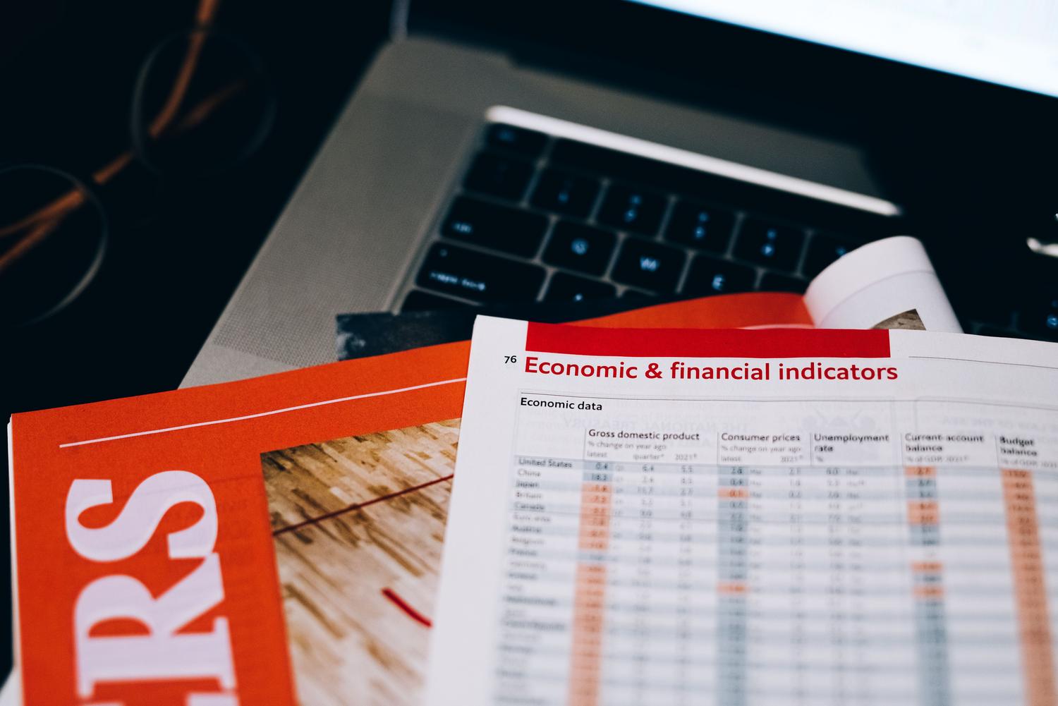 Primer plano de indicadores económicos y financieros sobre el teclado de un portátil