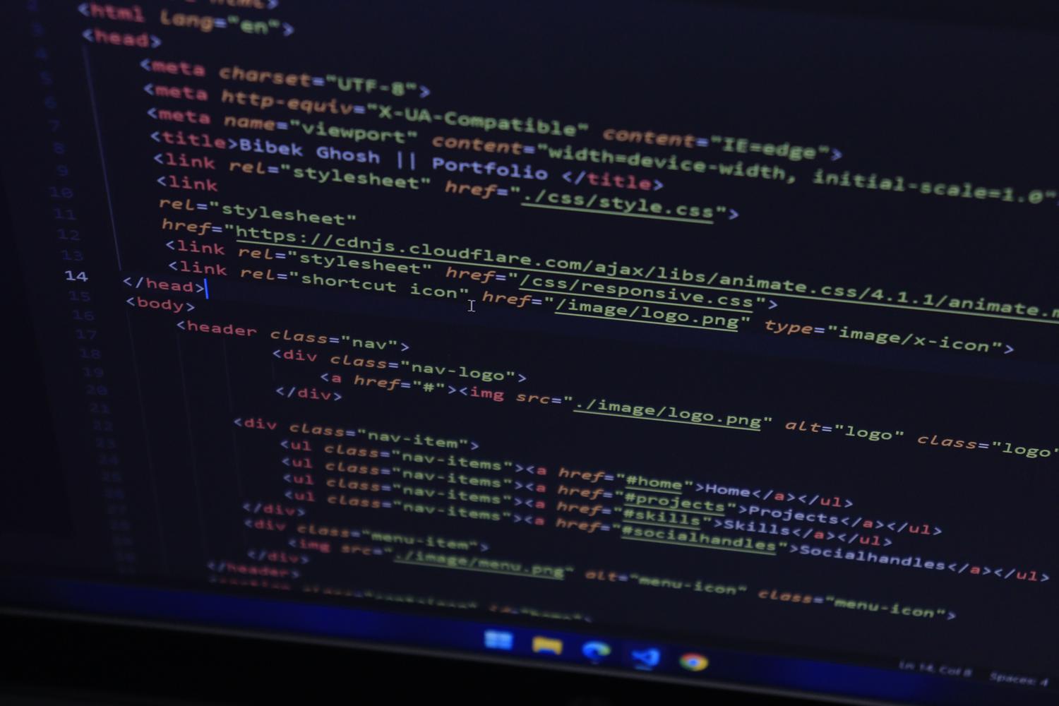 Primer plano de código HTML en una pantalla de ordenador, ilustrando el uso de metatags en el desarrollo web y SEO.