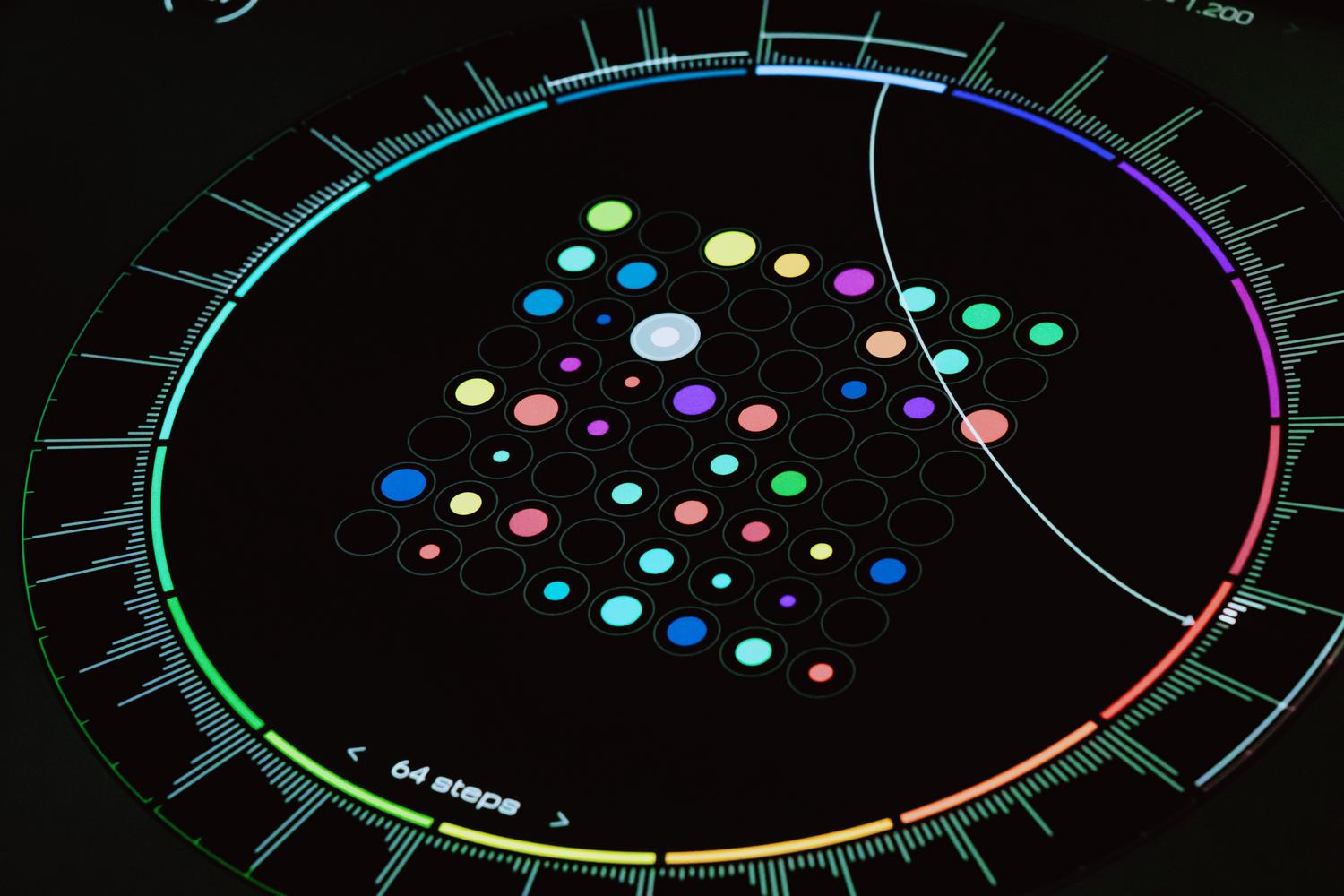 Interfaz digital futurista con patrones circulares que simboliza la organización, indexación y jerarquía lógica de los metadatos estructurales.