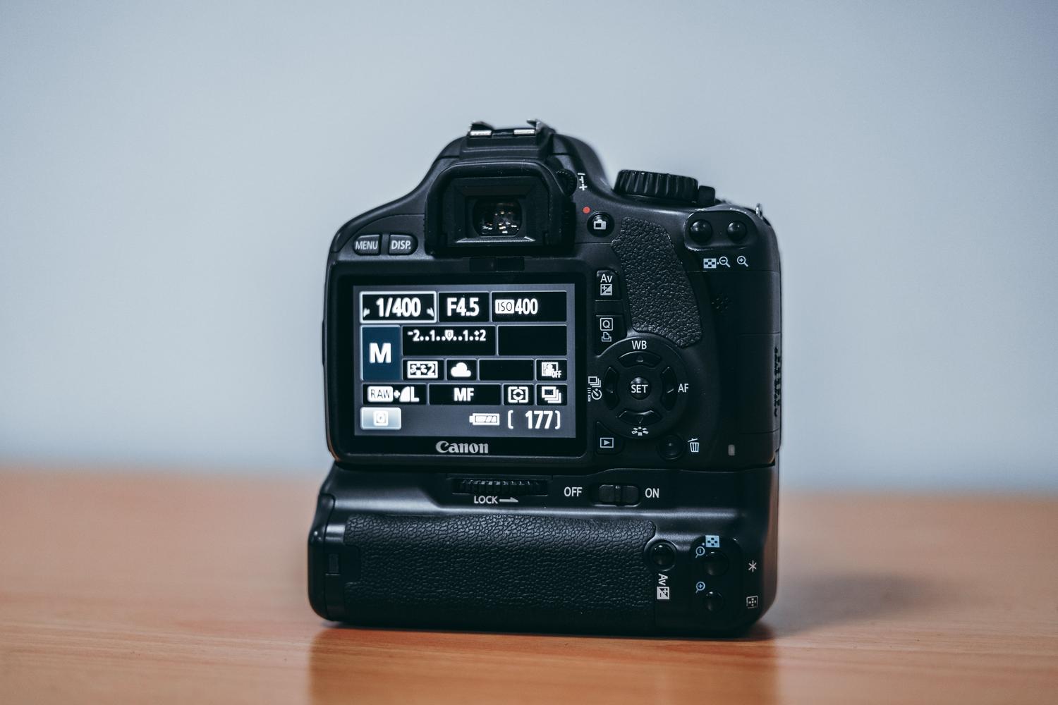Pantalla de una cámara DSLR mostrando los ajustes de disparo, representando los metadatos EXIF capturados en la fotografía digital.