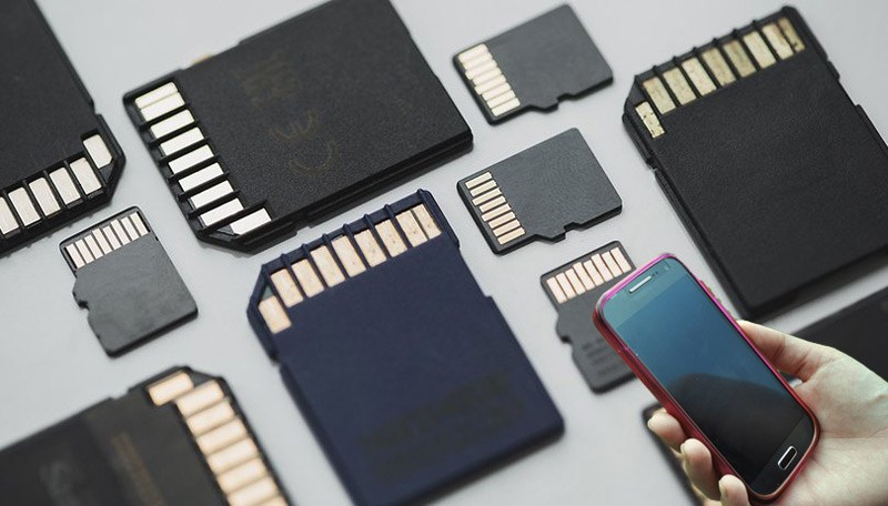 De forma manual con tarjeta microSD